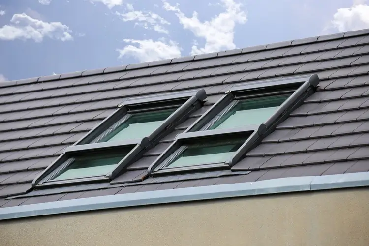 Pose professionnelle de Velux - Fenêtres de toit pour plus de luminosité | Legere Couverture